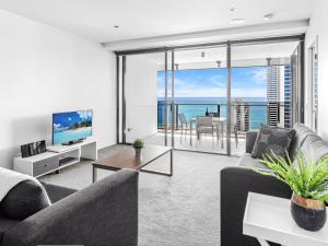 sala de estar con vistas al océano en Circle on Cavill 25th Floor with Ocean Views, en Gold Coast
