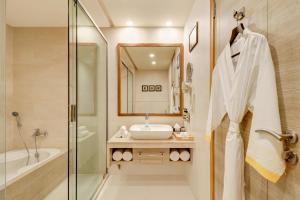 un bagno con lavandino e doccia di Lemon Tree Premier, Bhubaneswar a Bhubaneshwar