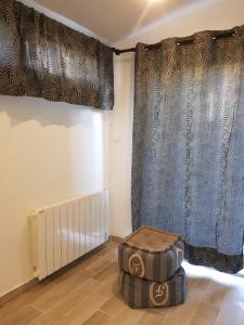 LE CHÈVREFEUILLE في بونت سانت ماكسانس: غرفة مع ستارة كبيرة والعثمانية +صورة واحدة