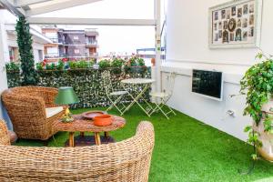 mały balkon ze stołem i krzesłami na trawie w obiekcie 96 Guest House w mieście Reggio di Calabria