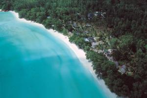 een luchtzicht op een strand met blauw water bij Hotel Cote d'or Lodge in Baie Sainte Anne