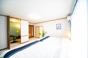 Postel nebo postele na pokoji v ubytování Awaji Seaside Resort in Sumoto + 51 fotografií
