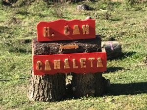 a tree stump with a sign that reads aladdin at Can Canaleta Hotel Rural in Santa Coloma de Farners