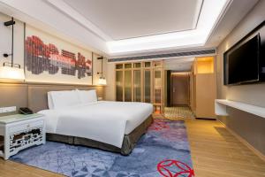 Rúm í herbergi á voco Guangzhou Shifu by IHG
