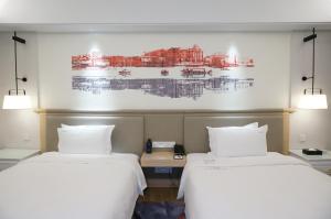 Rúm í herbergi á voco Guangzhou Shifu by IHG