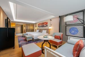 Rúm í herbergi á voco Guangzhou Shifu by IHG
