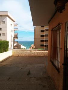 - une vue sur l'océan depuis un bâtiment dans l'établissement Apartamento completo, mascotas aceptadas, à Arenales del Sol