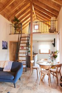 Sustainable Rural House La Lisa Dorada في Agulo: غرفة معيشة مع أريكة زرقاء وطاولة