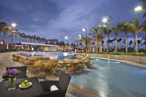 Bazén v ubytování Crowne Plaza Huizhou by IHG nebo v jeho okolí