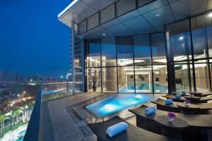 Bazén v ubytování Crowne Plaza Huizhou by IHG nebo v jeho okolí