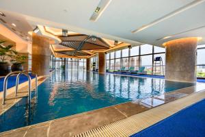 Bazén v ubytování Crowne Plaza Huizhou by IHG nebo v jeho okolí