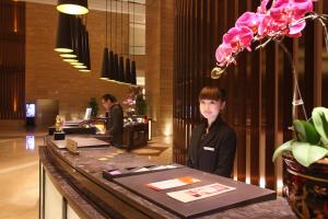 Členové personálu v ubytování Crowne Plaza Huizhou by IHG