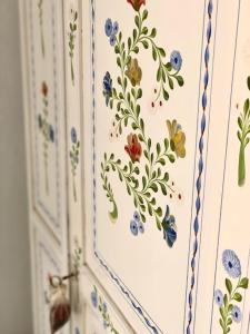 a door with flowers painted on the wall at Vinha da Quinta in Sintra