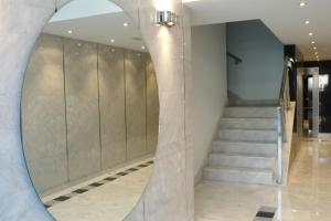 einen Spiegel im Flur mit Treppe in einem Gebäude in der Unterkunft Go Donosti Chillida in San Sebastián