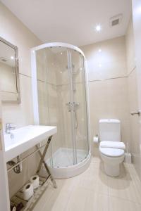 サン・セバスティアンにあるGo Donosti Moneoのバスルーム(シャワー、トイレ、シンク付)