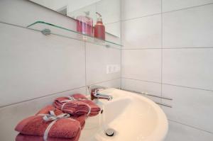 een badkamer met een wastafel en handdoeken bij Ferienwohnung Clara in Bad Sachsa