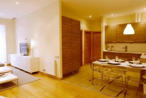 cocina y sala de estar con mesa y sillas en Go Donosti Zen, en San Sebastián