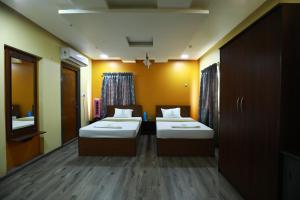 Postel nebo postele na pokoji v ubytování The Ideal Nest Kumbakonam