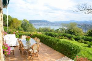 um pátio com uma mesa e cadeiras e uma vista em Go Donosti Romanticismo em San Sebastián