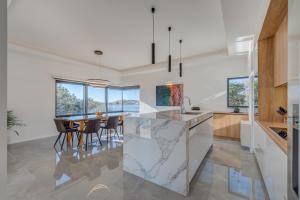 Televízia a/alebo spoločenská miestnosť v ubytovaní Sea Bliss Luxury Villa - Sevid