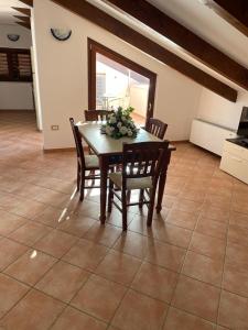 ein Esszimmer mit einem Tisch und Stühlen mit Blumen darauf in der Unterkunft Residence Il Casale in Caprioli