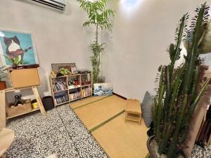 sala de estar con plantas y TV en Sun Moment 鬆貓們民宿, en Toucheng