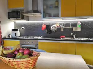 a kitchen with a basket of fruit on a table at POETI&MISùLTIN. POESIA E VACANZA SUL LAGO in Menaggio