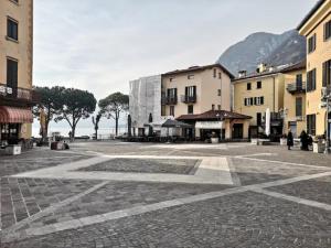 an empty square in a town with buildings at POETI&MISùLTIN. POESIA E VACANZA SUL LAGO in Menaggio