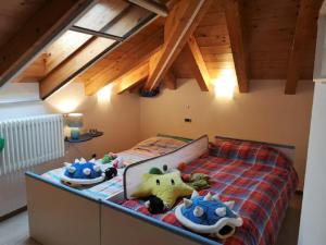 a bedroom with a bed with stuffed animals on it at POETI&MISùLTIN. POESIA E VACANZA SUL LAGO in Menaggio