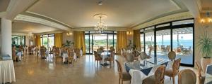 Reštaurácia alebo iné gastronomické zariadenie v ubytovaní Viva Mare Hotel & Spa