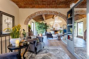 ein Wohnzimmer mit Sofa und Tisch in der Unterkunft Il Conte, Traditional Tuscany 3 bedrooms Luxury Farmhouse Villa with Private Pool and SPA in Orentano in Orentano