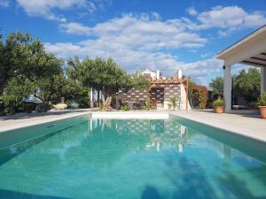 uma piscina com água azul num quintal em Stone Villa Olea - Holiday house in olive grove em Supetar