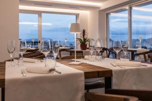 een eetkamer met tafels en stoelen met wijnglazen bij Felix Hotel Olbia in Olbia