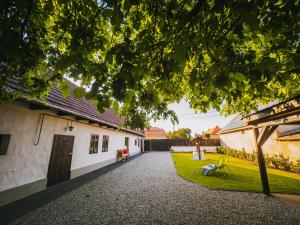 widok na dziedziniec budynku w obiekcie A MI KISHÁZUNK vendégház w mieście Szomód