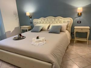 una camera da letto con un letto grande con un vassoio sopra di SOAVE GUEST HOUSE a Soave