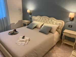 una camera da letto con un grande letto bianco con due peluche sopra di SOAVE GUEST HOUSE a Soave