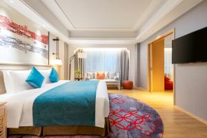 Rúm í herbergi á voco Guangzhou Shifu by IHG