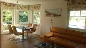 sala de estar con sofá y mesa con sillas en Bansiner Seeperle, en Bansin