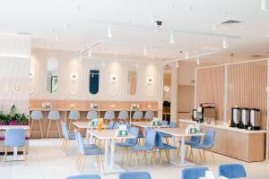 Un restaurante o sitio para comer en Business Hotel IT Park