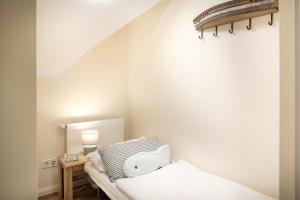 ハイリゲンハーフェンにあるOstsee - Appartement Nr 19 "Sonnenzauber" im Strand Resortのベッドルーム1室(枕付)
