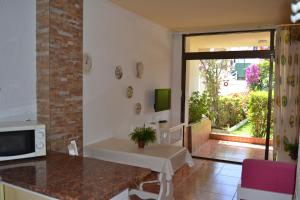 een keuken met een magnetron en een tafel met een aanrecht bij Apartamentos Don Quijote in Playa del Inglés
