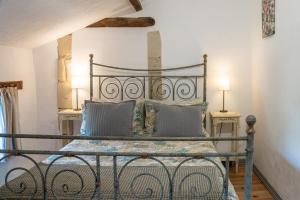Tempat tidur dalam kamar di Lavender House - Traditional stone house oozing charm and character