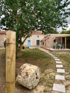 Photo de la galerie de l'établissement Lavender House - Traditional stone house oozing charm and character, à Cersay