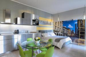 Habitación de hotel con cama, mesa y sillas en Central apartment close to food and shopping, en Bolonia