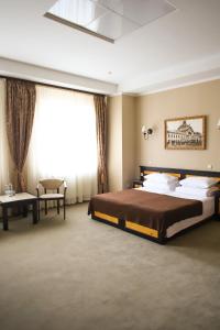 Un pat sau paturi într-o cameră la Georg Palace Hotel