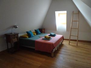 Ένα ή περισσότερα κρεβάτια σε δωμάτιο στο l'Ancienne Ecole de Rocamadour dans le Lot