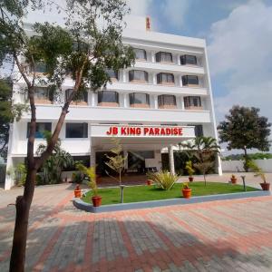 un edificio con una señal que lee el gran palacio del rey en JB Residency, en Tiruchchirāppalli