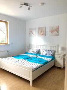 Ένα ή περισσότερα κρεβάτια σε δωμάτιο στο Exklusive Ferienwohnung m. Terrasse, ruhig gelegen