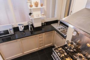 Kuchyňa alebo kuchynka v ubytovaní Monti Art Déco - design apartment + 3 fotografie