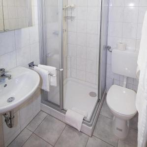 Ένα μπάνιο στο Ferienwohnung Plenk inkl. Chiemgaukarte